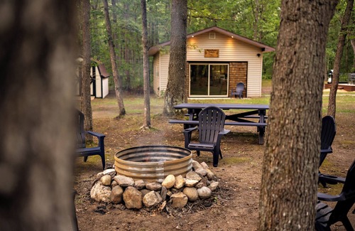 Wellston Cabin | New 1bd/1bth cabin + washer/dryer- Sleeps 4 Near trails/Tippy Dam