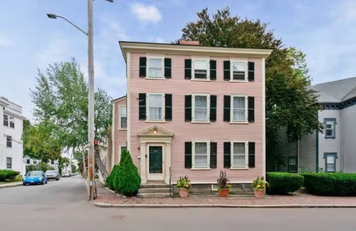 Salem Apartment | NEW 1BR on Salem Common l Steps to Witch Museum l Fenced in Yard + Parking
