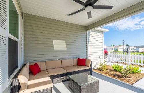 Okahumpka House | New 2-2 Patio Villa with Golf Cart