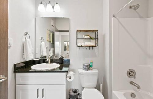 South Perry District Apartment | New 2 Bed 2 Bath Near Perry Dist and DT