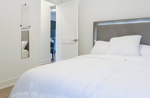 Niagara Falls House | New 2 bedroom Modern Apt, Mins to the Falls.