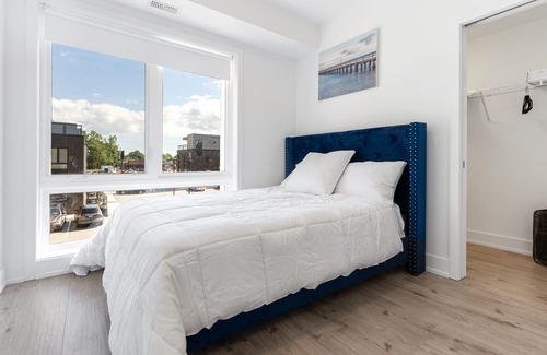 Niagara Falls House | New 2 bedroom Modern Apt, Mins to the Falls.