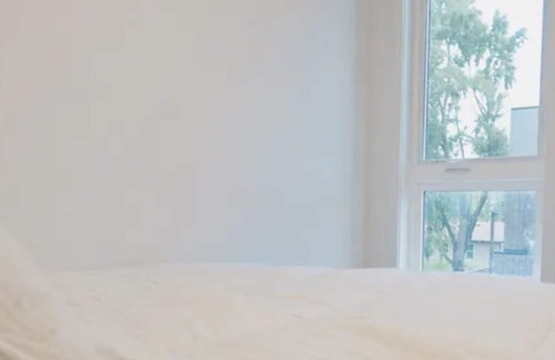 Niagara Falls House | New 2 bedroom Modern Apt, Mins to the Falls.