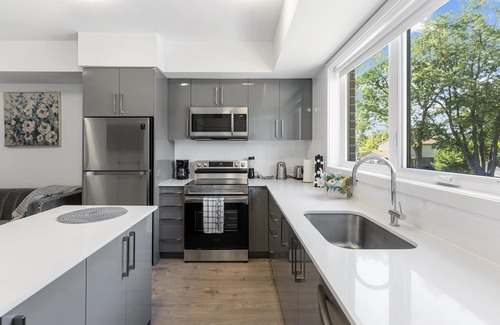 Niagara Falls House | New 2 bedroom Modern Apt, Mins to the Falls.