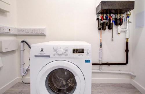 Botwell Apartment | New 2 BR Flat Near Hayes Station Free Parking