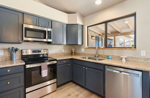 Westgreen Estates House | *NEW* 2 Homes in 1! Casita, Heated Pool, Fire Pit!