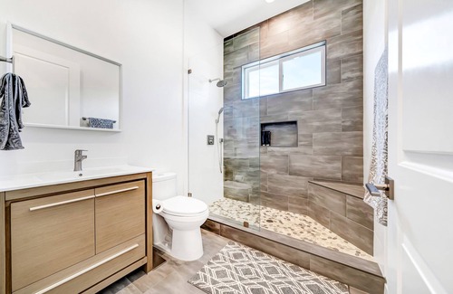 Woodland Hills House | New! 2 King-Suites w/backyard by Topanga Mall close to LA's Tourist's Sites