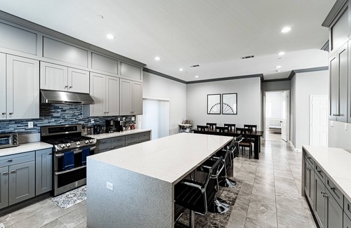 Midway City House | New 2022 5-Bedrooms w/9 Queen Beds Near Disneyland