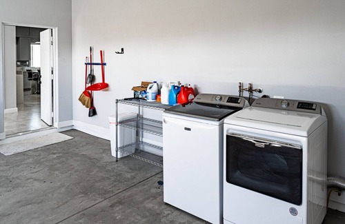 Midway City House | New 2022 5-Bedrooms w/9 Queen Beds Near Disneyland