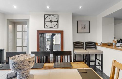 Newton Ferrers House | NEW 2024 Modern Luxury Holiday Home on the Beach in Devon - Free Parking, Pets Welcome, Sleeps 10