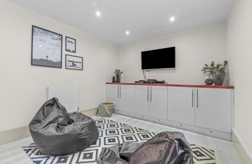 Newton Ferrers House | NEW 2024 Modern Luxury Holiday Home on the Beach in Devon - Free Parking, Pets Welcome, Sleeps 10