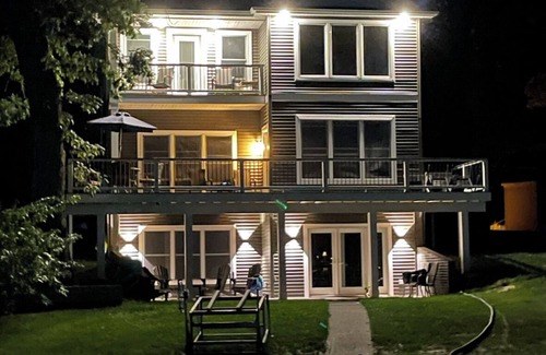 Sister Lakes House | New 2024! Stunning lake front home Magician Lk, 5 bedrms, 6 baths, Sleeps 14