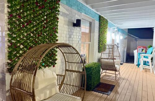 Kill Devil Hills Hotel | New 2025-Ocean Sands Beach Boutique Inn-Sauna and Salt-Mineral Pool -Free Beach Bikes and Famous Beach-Nightly Popcorn-Bathrobes and Sunscreen in all rooms-Ultra Sparkling Certified-Free Laundry-4 Grand Presidential Black Beds in all rooms