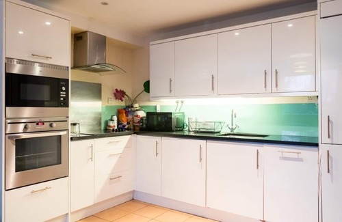 Brondesbury Apartment | New 2BD & 2BTH Flat - 1 mins walk to underground station