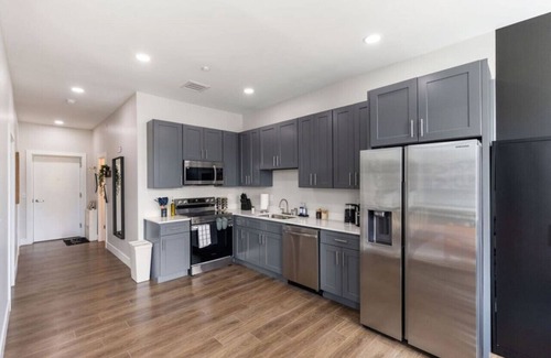 Cleveland Apartment | New 2Bed/1Bath | Parking | 10min to Downtown | Zoo