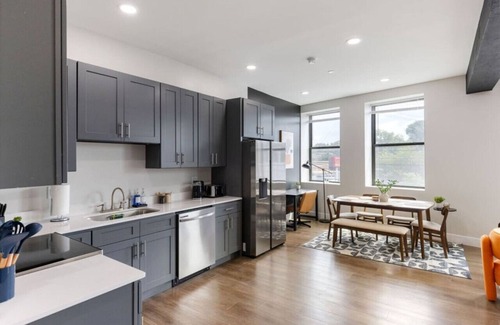 Cleveland Apartment | New 2Bed/1Bath | Parking | 10min to Downtown | Zoo