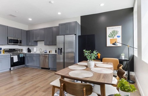 Cleveland Apartment | New 2Bed/1Bath | Parking | 10min to Downtown | Zoo