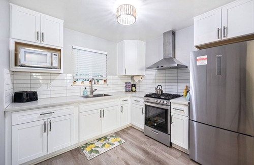 Sacramento Apartment | *New* 2BR/1BA - Walk to Golden 1 Center
