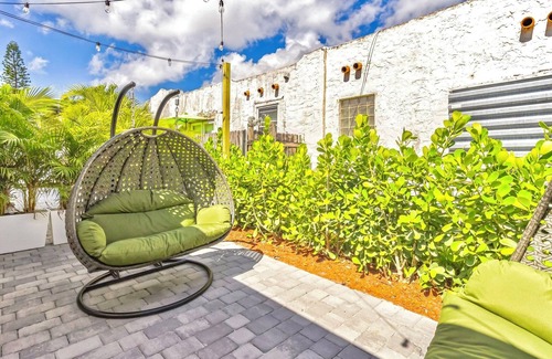 Southwest House | NEW 2BR 2BA Modern Palm Beach Cottage