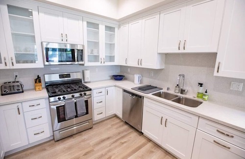 Los Angeles Apartment | *NEW 2BR DESIGNER TOWNHOUSE WALK 2 UNIVERSAL!*
