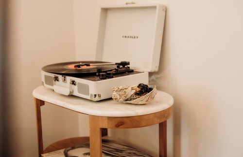 Belleville House | *New 2BR King Bed Home I Fire Pit I Backyard I BBQ I Parking I Near P.E.C.