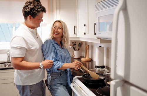 Belleville House | *New 2BR King Bed Home I Fire Pit I Backyard I BBQ I Parking I Near P.E.C.