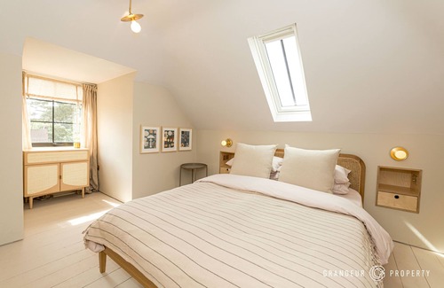 Canford Cliffs House | NEW 3 bed house w/ log burner, garden, 5 min beach