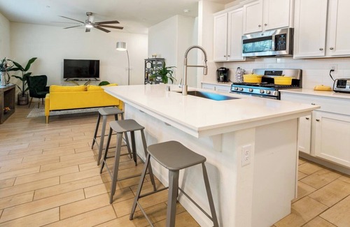 Raisin House | New 3-Bedroom House, Gated Community, Pool, near Fresno Airport and Starbucks.