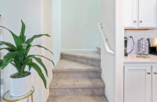 Raisin House | New 3-Bedroom House, Gated Community, Pool, near Fresno Airport and Starbucks.