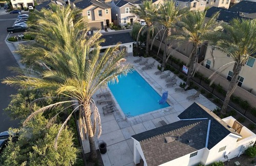 Raisin House | New 3-Bedroom House, Gated Community, Pool, near Fresno Airport and Starbucks.