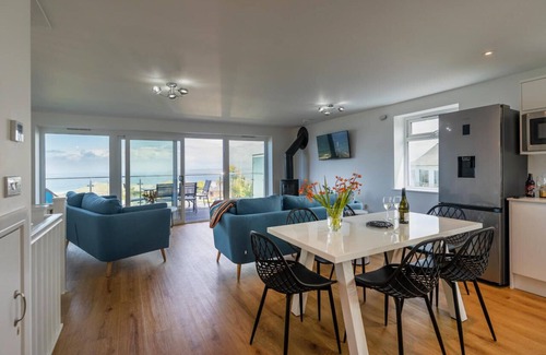 St Ives House | New 3 bedroom house, sleeps 6, St Ives with balcony, views, parking, wifi.