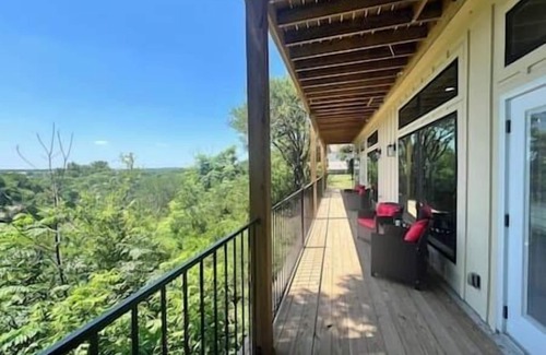 Gruene House | New 3 BR/3 BA Luxury Townhome Sleeps 6