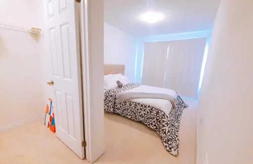 Thorold House | New 3-BR Home Near Falls with King Bed 75 Inch TV and Parking
