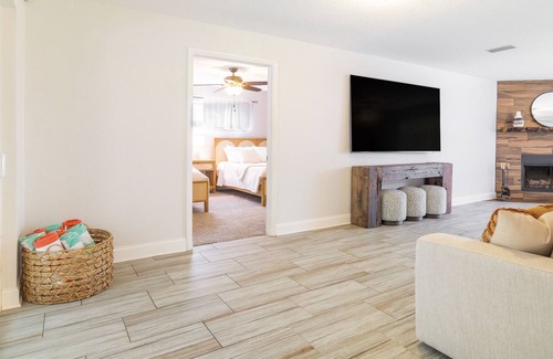 Largo House | New 3 BR Home Pool/Hot Tub- Near Downtown and Beach