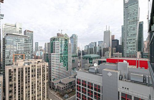 Toronto Entertainment District Apartment | New 3 BR with Free parking Downtown Toronto
