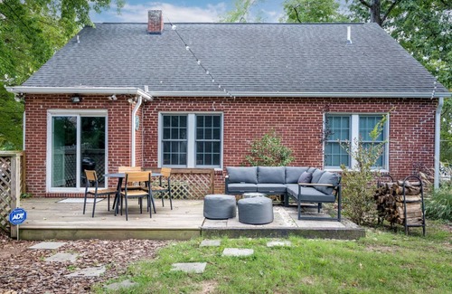 High Point Cottage | ★NEW! 3 mins to HPU w/cornhole,throwing axes,billiards,firepit★