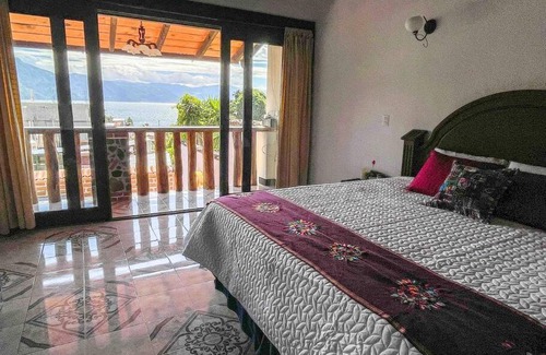 San Pedro La Laguna House | NEW ✮ 3 Spacious Bedrooms w/Lake View and Garden