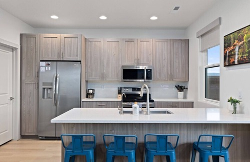 Santa Clara House | NEW- 3bd, 2.5 bath w/Game room lounge, Hot tub, pool, fire pit, and more