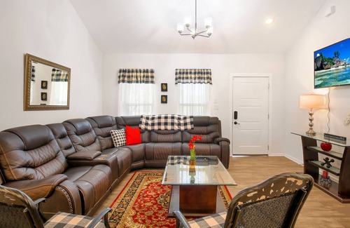 Harlandale House | NEW! 3BD 2BA Family & Pet-Friendly W/D Large Rooms