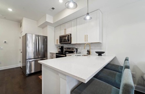 Mantua Apartment | New 3BD/3BA – Roof Deck & City Views