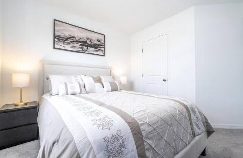 Davenport Villa | New 3Bed Resort Style Townhome with Mickey Sorcerer Room, 20 Min to Disney!