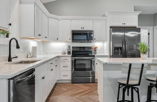 Bent Creek House | NEW 3BR-2B home in Asheville with hot tub & firepit! Discounted mid-week stays!