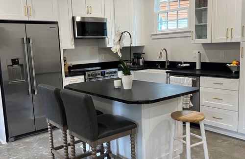 Oxford Cottage | New 3BR/2BA Guest House - Walk to Square. Ideal for Game Day & Family Stays