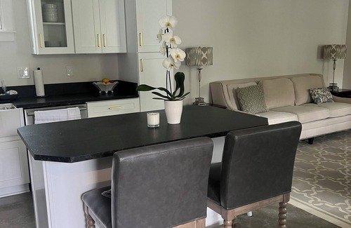Oxford Cottage | New 3BR/2BA Guest House - Walk to Square. Ideal for Game Day & Family Stays