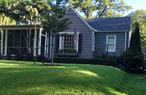 Oxford Cottage | New 3BR/2BA Guest House - Walk to Square. Ideal for Game Day & Family Stays