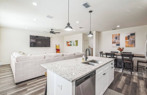 Granbury House | New 3BR by Hospital & Lake Granbury w/Starlink internet,local pool,4-80in TVs