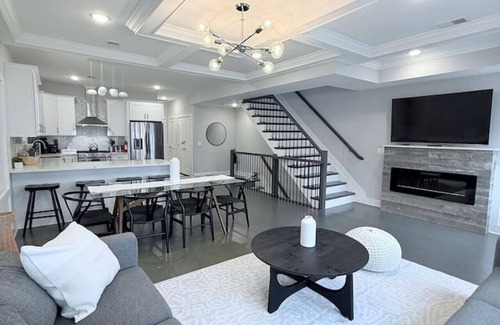 The Heights Condo | New 3BR Condo w/Rooftop Terrace & NYC Views