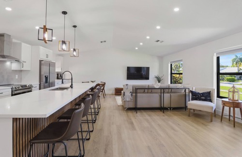 Deerfield Beach House | NEW 3BR Retreat w/Pool, BBQ & 10 min to the Beach.