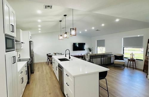 Deerfield Beach House | NEW 3BR Retreat w/Pool, BBQ & 10 min to the Beach.