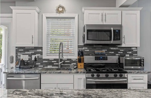 Salem House | NEW 3BR Salem Townhouse Minutes to downtown